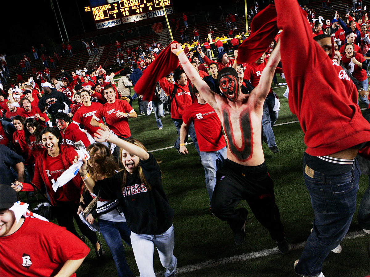 rutgers-louisville-field-rush-inline.jpg